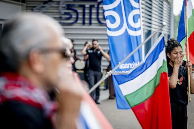 Sekelompok orang Maluku di Belanda menghadiri acara peresmian monumen nasional Ulu Kora di Rotterdam, 21 Juni 2026. 