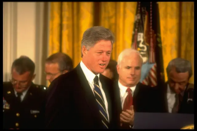 Tổng thống Bill Clinton thông báo việc bình thường hóa quan hệ với Việt Nam, đứng cạnh ông là Thượng nghị sĩ John McCain, một cựu tù binh Chiến tranh Việt Nam