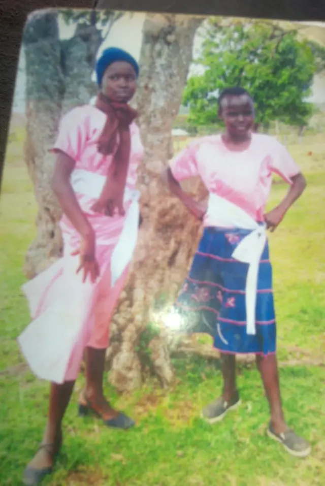 Sharon Jepchirchir (Bidix) iyo walaasheed Lydia Chepkemboi (Midig)