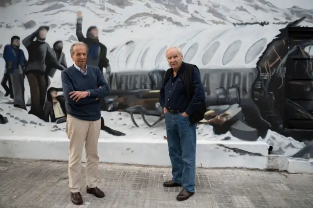 Daniel Fernández Strauch, uno de los sobrevivientes del accidente, junto al escritor Pablo Vierci en una de las presentaciones de la película "La sociedad de la nieve".