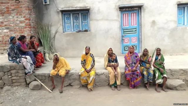 बोंधलापुरी गावातल्या एका बंद घरापुढे बसलेल्या गावातल्या ज्येष्ठ महिला.