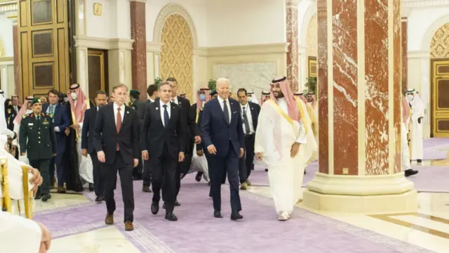 জেদ্দায় আল সালাম রাজকীয় প্রাসাদে প্রেসিডেন্ট জো বাইডেনসহ মার্কিন প্রতিনিধিদলকে স্বাগত জানান যুবরাজ মোহাম্মদ বিন সালমান