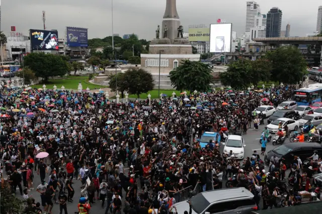 ผู้ชุมร่วมเริ่มรวมตัวกันที่ถนนรอบอนุสาวรีย์ชัยสมรภูมิจุดนัดพบหลักของวันนี้