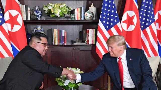 Donald Trump aperta a mãonovibet εισοδοςKim Jong-un