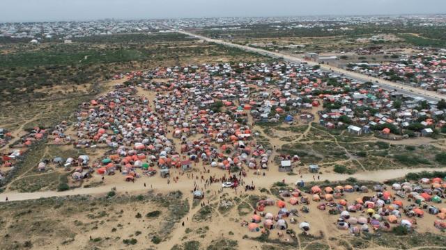 Image aérienne d'un camp de personnes déplacées, près de Mogadiscio.