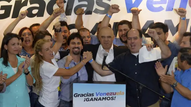 Opositores celebran triunfo electoral en 2015.