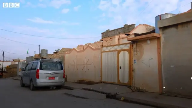 د تلعفر ښار په دې کور کې د ۲۰۰۵ کال لومړیو کې اوسېدلی او بیا موصل ته لېږدېدلی دی.