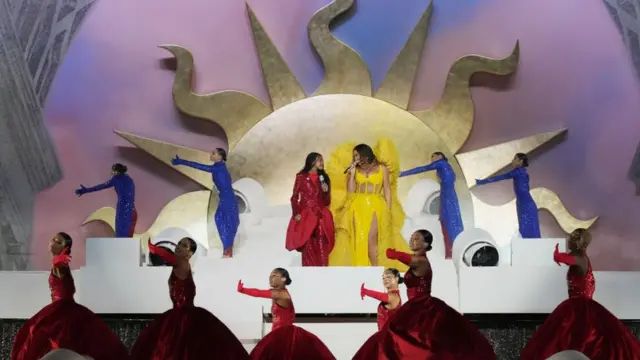 دعت بيونسيه ابنتها "بلو إيفي" إلى المسرح لمشاركتها في الحفلة