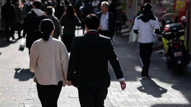 2026年2月6日，一對情侶在日本東京的一條商業街上散步。