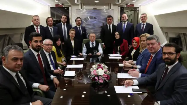 Cumhurbaşkanı Erdoğan uçakta gazetecilerle birlikte. 