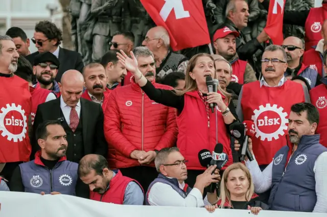 DİSK Genel Başkanı Arzu Çerkezoğlu bir konuşma yapıyor. 