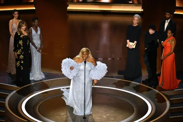 အော်စကာ ဆုပေးပွဲညမှာ ပထမဆုံး ဆုလက်ခံယူခဲ့တဲ့ ဒဗိုင်း ဂျွိုင်း ရန်ဒေါ့ဖ်ကတော့ ‘‘ကျွန်မ အနုပညာကို အခုလို မြင်တွေ့လာကြလို့ ကျေးဇူးတင်ပါတယ်’’ လို့ ပြောပါတယ်