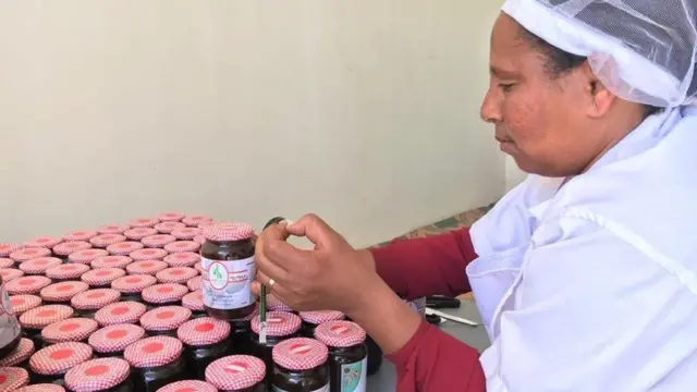 ጸጋ ኣብ 2020 ምስ ቢቢሲ ኣብ ገዝበረቶ ቃለ መጠይቕ፡ ብምትሕብባር ፋኦን ሚኒስቴር ሕርሻን ኣብ ጣሊያን ምስ ዘርከብ ሓደ ዓብዪ ሱፐር ማርኬት ምትእስሳር ዕዳጋ ተፈጢሩላ፡ 4ሽሕ ዝኣክል ጠርሙዝ ማርማራታ ልኢኻ ምንባራ ገሊጻ ነይራ