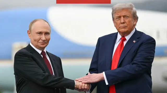 ABD Başkanı Donald Trump, Rusya Devlet Başkanı Vladimir Putin'i selamlıyor.