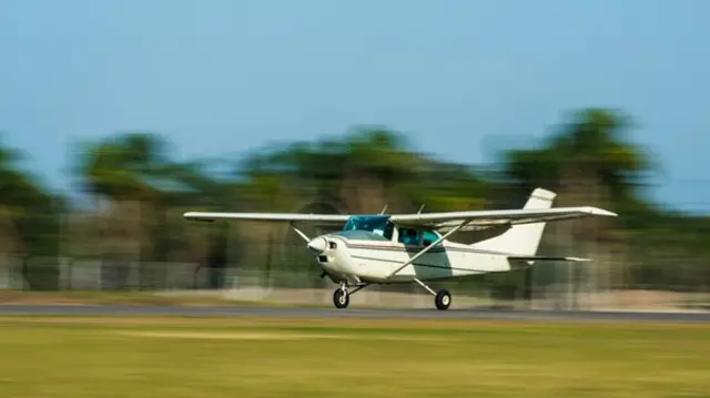 কারও সাহায্য ছাড়া একটি ছোট বিমানকে সফলভাবে অবতরণ করানোর ক্ষেত্রে সাফল্যের হার ১৫ শতাংশ বলে অনুমান করা হয়। কিন্তু বহু মানুষ মনে করে তারা এই কাজ করতে পারবে। 