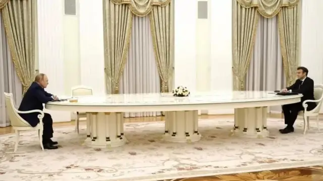 Путин менен Макрон дүйшөмбүдө Украинанын айланасындагы кырдаалды алты саат талкуулашты.