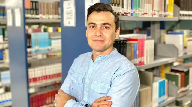 Lawyer Mario Henrique de Souza in a university library