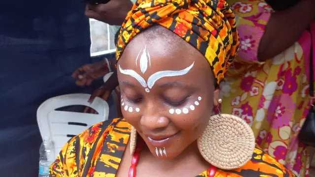 Aworan obinrin kan nibi ayeye odun naa