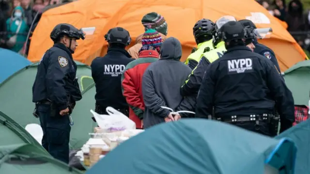 Manifestantes sendo detidos durante protesto contra guerravai de bet investigadaGaza