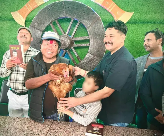 दाङमा महावीर पुनलाई बधिया भाले उपहार दिँदै