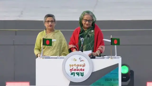 প্রধানমন্ত্রী যে পোডিয়ামে দাঁড়িয়ে শপথ পড়ছিলেন, সেখানে মুজিববর্ষের মনোগ্রামটি লেখা ছিল মূলত একটি গোলাকার এলইডি স্ক্রিনে।