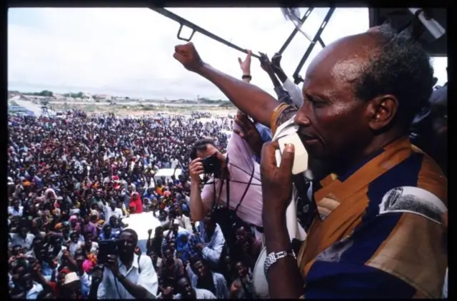 संयुक्त राष्ट्रसंघाच्या सुरक्षा परिषदेनं प्रस्ताव मंजूर करून मोहम्मद फराह आयदीद यांच्या अटकेचा आदेश दिला होता