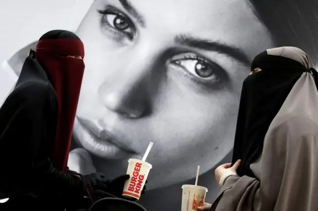 منتقبتان في أحد المتاجر بالقرب من مدينة كوبنهاغن الدنماركية (19 يوليو/تموز، 2018)