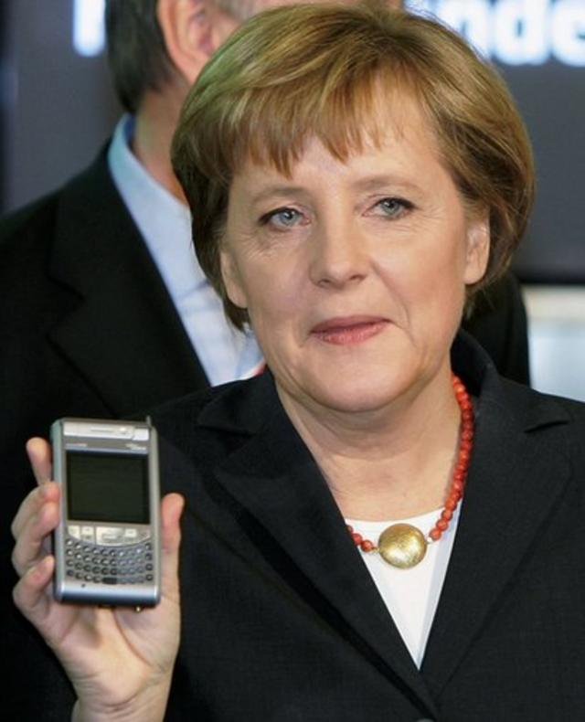 Angela Merkel con su BlackBerry.