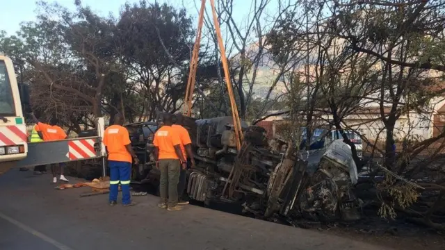 Baadhi ya wapita njia bado wanasimama kwa shauku na kuangalia miti iliyoungua pamoja na mchanga uliobadilika rangi kutokana na athari za moto uliosababisha maafa