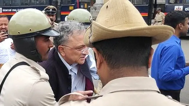 ગુહાની અટકાયત સમયની તસવીર