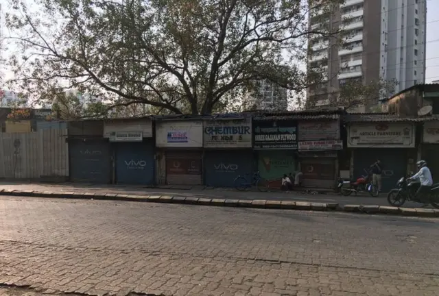 બંધ દુકાનો.