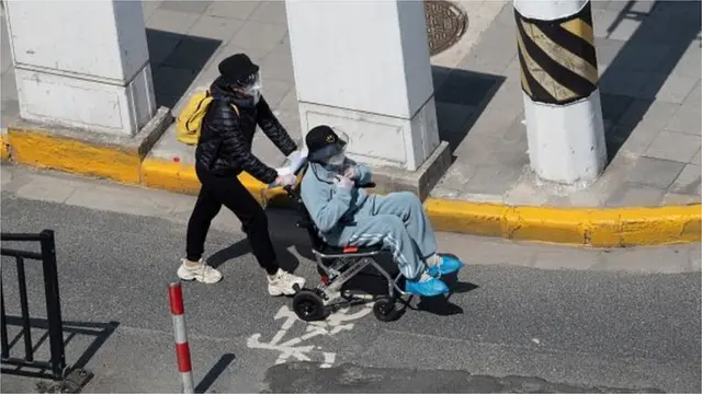 “因为严格管控，并抽调大量的医务人员从事防疫工作，现在医疗资源可能已被严重挤兑。”