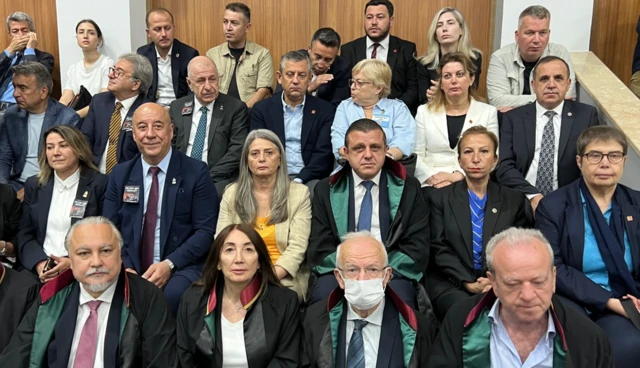 Duruşmanın ilk günü paylaşılan fotoğrafta ön tarafta İstanbul barosundan yöneticiler cübbeleri ile görülüyor. Arka sıralarda Özgür Özel ve Ümit Özdağ yan yana oturuyor.