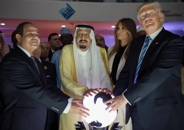 صورة للرئيس الأمريكي ترامب خلال زيارته للسعودية سنة 2017 خلال فترة رئاسته الأولى، ويظهر معه في الصورة الملك سلمان، والرئيس المصري عبد الفتاح السيسي.