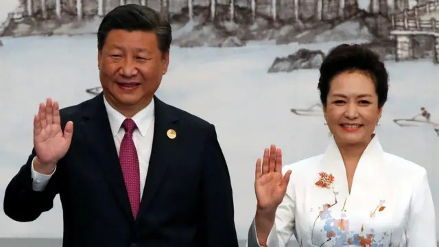 Shugaba Xi da matarsa Peng Liyuan ( a dama)