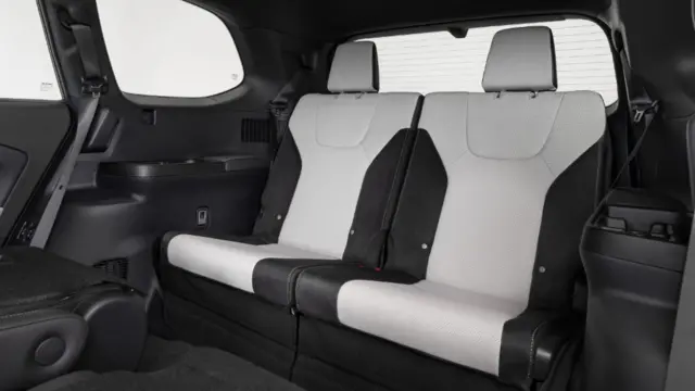 لکسوس می‌گوید ردیف سوم مدل TX به راحتی صندلی‌های دیگر ماشین است