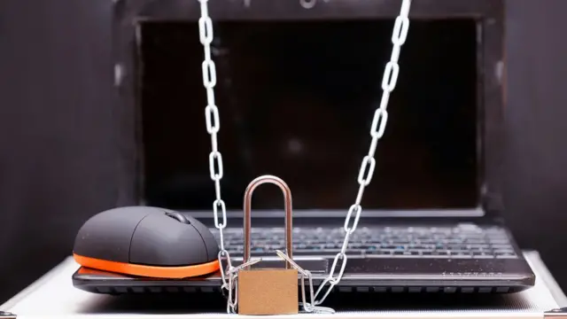 Computadora con cadenas alrededor