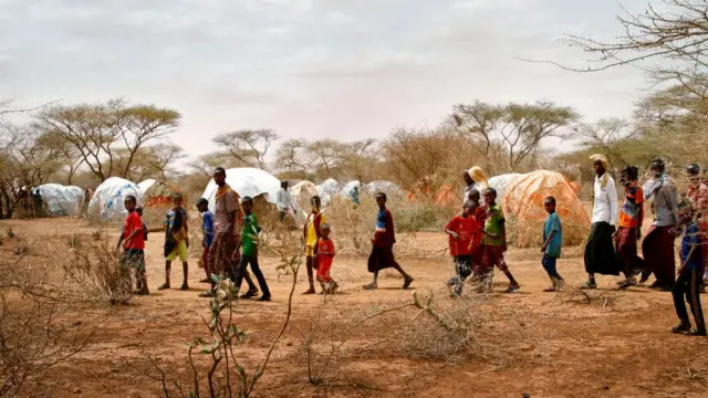 Xoolo dhaqatada ayaa carruurtooda uga baqaya xayawaankii cawska iyo dhirta cuni jiray