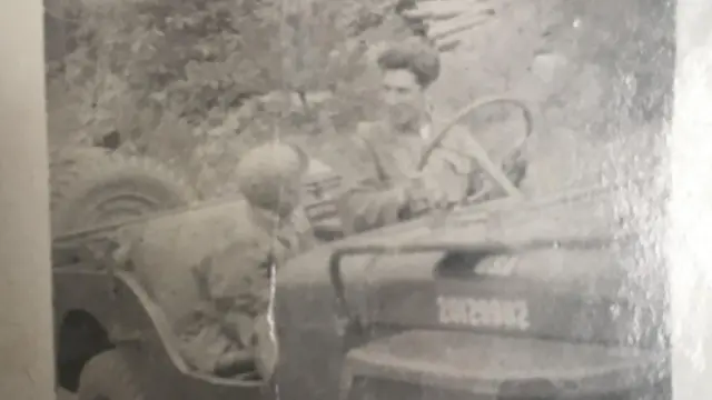 "El niño de la tula" junto a un soldado colombiano en Corea.