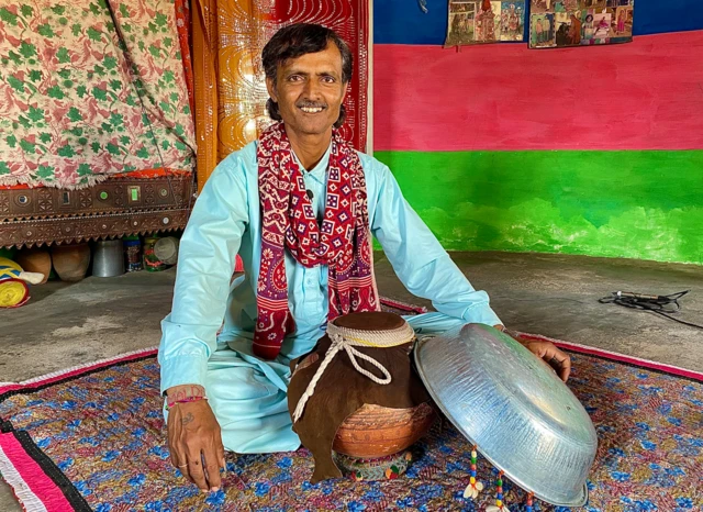 દાના ભારમલ આસપાસની શાળામાં જઈને વર્કશૉપ લઈને બાળકોને ઘડો ગમેલો વાદ્ય શીખવે છે