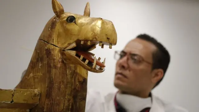 ترميم مقتنيات مقبرة الملك الشاب توت عنخ آمون