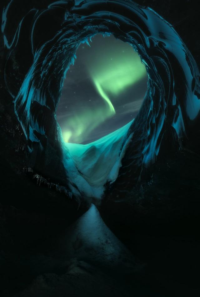 Vista sobre geleiras com a aurora boreal no céu
