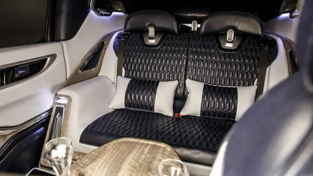 اتاق ماشین با چرم و چوب مرغوب تزیین شده است