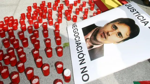 Un cartel y velas en honor a Miguel Ángel Blanco