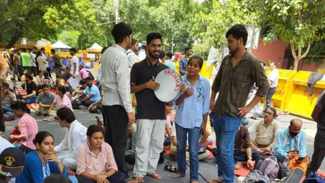 సోనమ్ వాంగ్ చుక్, కాక్రోచ్ జనతా పార్టీ, అరవింద్ కేజ్రీవాల్, ఆందోళనలు