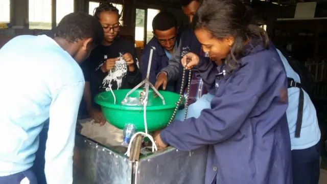 ሰብለወንጌልና ጓደኞቿ እንጀራ 'ፕሮሰሰር' ሲሠሩ