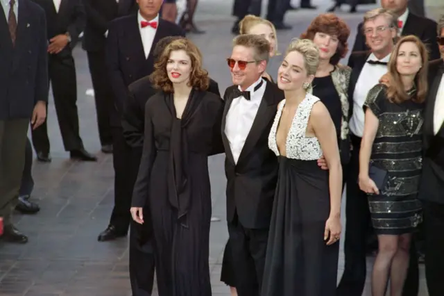 Джин Тріпплгорн, Майкл Дуглас і Шерон Стоун перед показом "Основного інстинкту" на Канському фестивалі у 1992 рці 