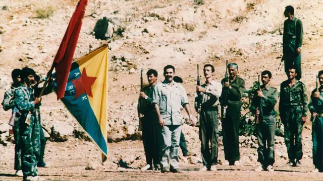 صورة أرشيفية من تسعينيات القرن الماضي ، لزعيم حزب العمال الكردستاني عبد الله أوجلان، بين مجموعة من مقاتليه المسلحين