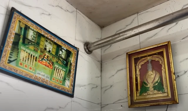 निलेश मानकर यांच्या दुकानात गेलं की धूप ओवाळणाऱ्या हातांच्या दिशेला पाहताना दिसते ती तुळजाभवानी आणि दर्ग्याची तस्बीर.