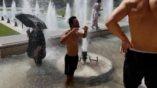 Pipo dey try cool off for water points wey di City of Paris set up